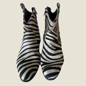 NWT‎ Divine Follie Womens EU 38 | US 7.5 Zebra Calf Hair Ankle booties …